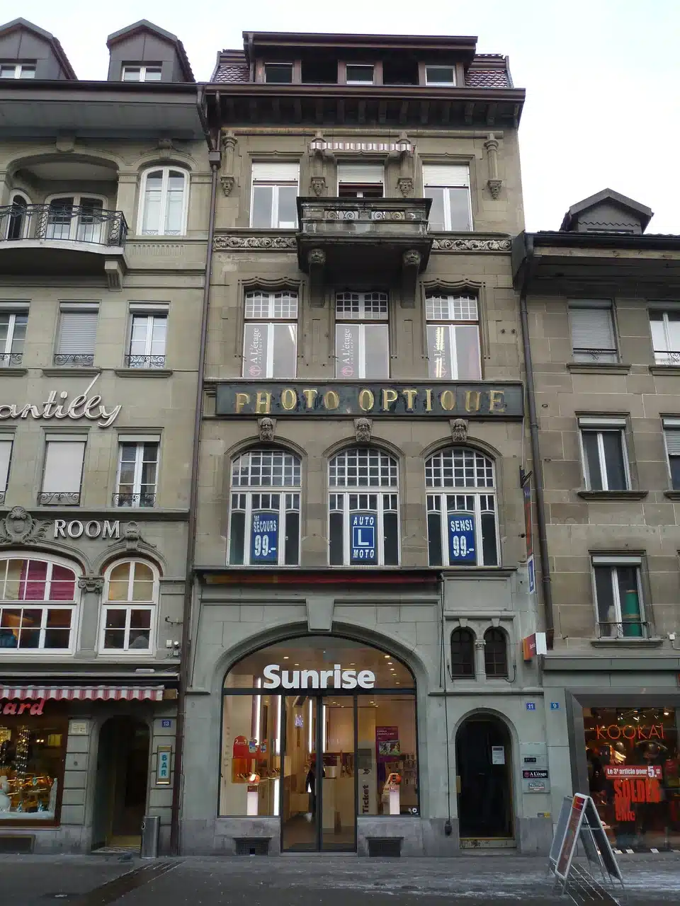 FR_FRIBOURG_RUE DE ROMONT 11_ENSEIGNE HISTORIQUE _PHOTO OPTIQUE__01